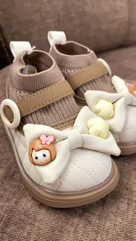 Sepatu bayi warna brown gini mewahhh banget sayyy di design khusus untuk kaki bayi dengan kaos kaki langsung menempel disepatunya membuat bayi lebih nyaman dipakai ❤️ untuk kado pun juga bagus banget sayy Emang sepatu anak cewek itu selalu bagus ya ❤️ warna pink itu emang kesukaan banget ditambah perekatnya di putar jadi gampang banget dibuka tutup #sepatu #sepatubayi #sepatuanak #sepatupremium #sneakers #sneakeranak #sneakeranakimport #sepatudewasa #sepatumurah #bibimimishoes 