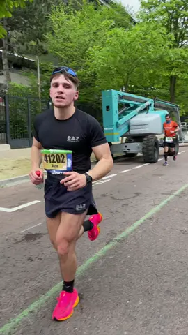 J’avais besoin de m’exprimer au 35ème km de ce marathon, ça sort du cœur ✨ J’ai besoin de me challenger, de connaître mes limites, le marathon était un bon début à vrai dire 👀 (Et si ça peut te motiver en plus 🙌🏼) #prepmarathon #parismarathon 