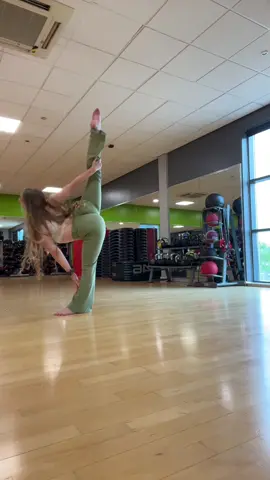 I got shy at the end 💀  #dance #flexibility #flexible #bendy #dancer 