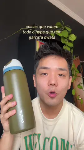 a owala é a garrafa de água que você precisava e não sabia que precisava. gente é perfeita divônica faraônica babilônica. e segundo as vozes da minha cabeça e meu raciocínio, em um ano de uso você vai ta pagando só R$0,80 por dia por ela!!!!! vale muito a pena ela é como uma filha pra mim o maior suporte emocional de todos #owala #garrafa @Owala Brasil 