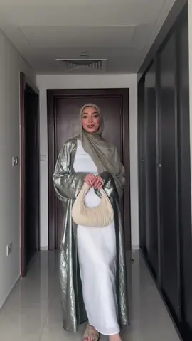 my fav look by far 🤍 #OOTD #abaya #modestoutfits 