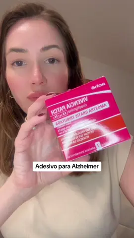 Conhece o adesivo transdérmico de rivastigmina para o tratamento da doença de alzheimer? Faz parte da classe dos anticolinesterásicos assim  como a Donepezila e Galantamina, que estão disponíveis na forma a de comprimido via oral, mas a Rivastigmina tambem tem a opção de adesivo transdérmico, que tem algumas vantagens como por exemplo: por evitar a passagem pelo estômago reduz a chance de intolerância gástrica, nauseas e perda de peso. Os anticolinesterásicos são a principal classe de medicamentos usados no tratamento do alzheimer e outras demências. Outro medicamento muito usado é a Memantina, que costumamos associar em fases moderada a avançada da demência. O adesivo é trocado a cada 24h (sempre no mesmo horário do dia). O adesivo tambem está disponível no SUS mediante processo de alto custo. Obs: não possuo nenhum conflito de interesse com a marca da medicação do vídeo, só usei essa opção porque tinha amostrinha aqui 😄 #excelon #alzheimer #rivastigmina #anticolinesterásico #anticolinesterásicos #demência #doençadealzheimer #doençadealzheimer #memantina #geriatra #geriatriaegerontologia #geriatria 