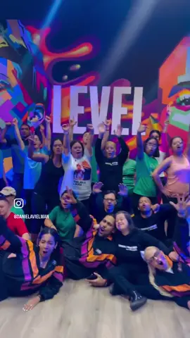 Esto fue hace unos días en @leveldancecomplex una academia de danza, bellísima, que está en #PaseoElHatillo.  Me fui con todos los muchachos de @apoye , las profes y algunas madres, porque estamos convencidos de que la formación integral de nuestros muchachos es lo que les garantiza el éxito en el escenario y en su vida en general.  La pasamos increíble, bailamos, cantamos, celebramos y gozamos porque además los profesores de esa academia son demasiado alegres y profesionales. @leveldancecomplex @valerierossetti  #LevelDance #Apoye #TeatroDown #DanielaVielman #reels #video #instalike #instagram #instagood #dance #art #down #SindromeDeDown #DownSyndrome #baile #terapia #artesanato #arteterapia #TikTok 