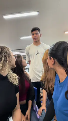 Trend de olhar para os meninos ao mesmo tempo #escola #terceirao #vaipraforyou #fypシ #turmaterceirao 