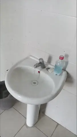 🗣️ #DenunciaCiudadana | Dejan grifo de lavabo abierto en baños del Colosio 🚰 Un usuario de redes sociales nos hizo llegar este video donde, al entrar al sanitario ubicado en el Parque Urbano Luis Donaldo Colosio, el grifo del lavabo se encontraba abierto, desperdiciando agua en plena crisis hídrica que azota a #CiudadValles.🚾