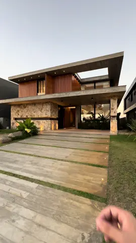 Casa moderna a beira do lago no condomínio Sense, em Xangri-lá|RS R$7.950.000,00 (Estuda propostas). __ Imóvel de alto padrão, com 426 M² de área construída e 457 M² de lote, está totalmente mobiliado e decorado/pronto para uso, conta com 05 suítes (01 master, 01 térrea), sala de cinema com banheiro (pode se tornar a sexta suíte), living com pé direito alto, lareira, ambientes integrados, bastante iluminação natural, contato com a natureza, cozinha americana com espaço gourmet, lavanderia, esquadrias em PVC, área de lazer externa a beira do lago, com piscina de concreto, espaços de lazer, paisagismo, balanço decorativo, garagem coberta para 02 carros e muitos detalhes em pedras naturais e madeira. Leonardo Barros 📲51 99312-2388 #casaemcondominio #condominiofechado #casadecorada #casadepraia #praia #litoral #leonardobarroscorretor #riograndedosul #serragaucha #capaodacanoa #xangrila #caxiasdosul #santamariars #santacruzdosul #novohamburgo #bentogonçalves #portoalegre #gramado #medicina #estetica #advocacia #engenharia #empreendedorismo #ferrari #bmw #porshe #louisvuitton #luxo #imoveisdeluxo #imovelavenda 
