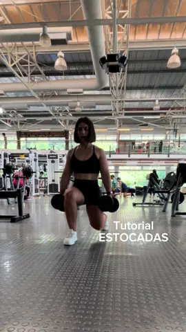 Te comparto este mini tutorial de cómo ubicar correctamente tus pies en la estocada ✅ Guardalo para que te sea de ayuda, compartilo a quien creas que le puede servir y seguime para ver más 💪🏼 . . . #gym #gymgirl #gymrat #train #Fitness #gimnasio #entrenamiento #estocada #tecnicas 
