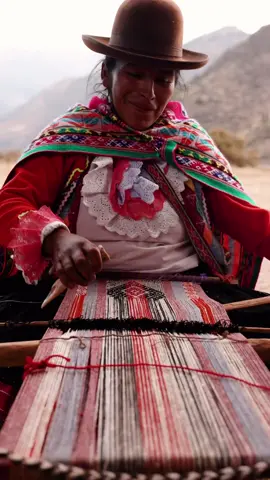 La cultura de los andes peruanos 🇵🇪 . Una muestra de vivencias culturales a través de sus tejidos multicolores que aún perduran en la actualidad...🌈 . . Tag ➡️ #inkaexploor . . -------------------------------------🇵🇪------------------------------------- #visitperu #peru #machupicchu #colcacanyon #arequipa #maras #visitsouthamerica #experienceperu #southamerica #travelperu #valledelcolca #cañoncolca #ollantaytambo #vinicunca  #sacredvalley #incatrail #canonnederland #earth #beautifuldestinations #cinematic #videography  #perudestinations #peruexperience