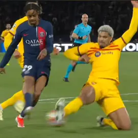 Ronald Araujo perfect tackle for PSG  #ronaldaraujo #fy #fyp #foryou #viral #parati #barcelona #psg #mbappe 