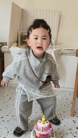 Tưởng bà già mua cho cái bánh kem. Bánh kem này không ăn được 😂 #liuliu #liuliutrungquoc #baby #babylove #embe #cute #cutebaby #babiesoftiktok #xuhuong #fyp 