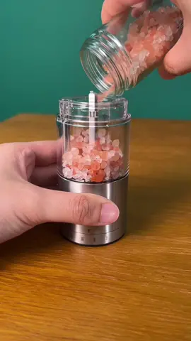No more tedious twisting😎 Just push a button for the pefect sprinkle wvery time😁 #homegadgets #kitchenhack #mealprep #asmr #oddlysatisfying #homemade #kitchenware #homecooking #saltandpeppergrinder #saltandpepper #salt #pepper #grinder #mothersday #mothersdaygift 