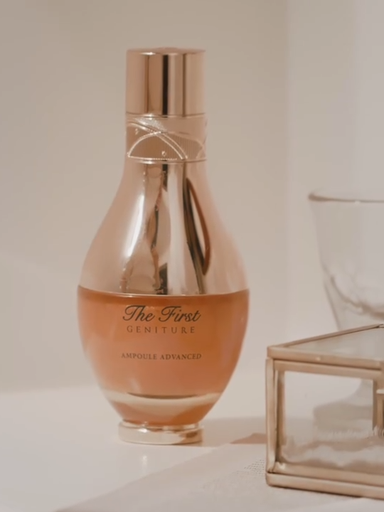 Tinh chất OHUI The First Geniture Ampoule Advanced đậm đặc gấp 10 lần, chứa thành phần vàng 24K, giúp tái tạo tế bào gốc, phục hồi làn da một cách toàn diện. #ohuivietnam #ohuithefirst #tinhchatvang24k #chonglaohoa