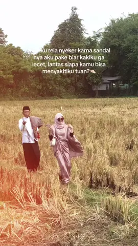 Btw ayahku yg nyuruh pake sendalnya karna aku pake heels 5 cm jadi gabisa jalan:(katanya “biar ayah aja gapake sendal, udah biasa ayah”😭