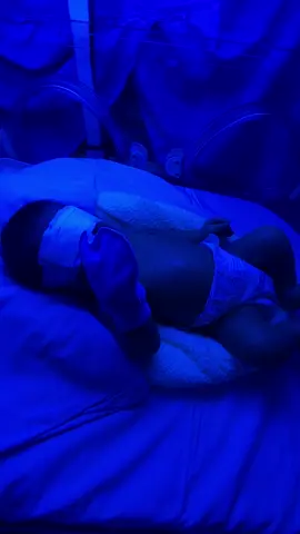 Mới sanh con đc 1 ngày thì con bị vàng da nên phải cho con vào tủ kính, mẹ bị đau vẫn cố đi lại để thăm con. Mẹ chỉ được nhìn con qua tấm kính thôi☺️ Nhiều lúc thấy con khóc chỉ muốn ôm con lại😌 Mẹ k bt phải làm sao khi con nằm trong đó. Nhìn thấy con khóc nước mắt mẹ cũng tuôn ra😔 Thương con lắm🥰 #rong2024🐉 