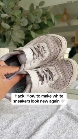 A trick to whiten your sneakers in seconds 🤍 My kids are always getting their white school shoes dirty (especially after they play tennis!) so this trick has been a game changer for us! Britex Carpet & Upholstery Wipes are actually made for stains on carpet, rugs and upholstery, but they’re also great at removing daily dirt on sneakers! Hope this quick trick was helpful lovelies 🌻 @britexcarpetcare #shoecleaning #sneakercleaning #whiteshoes #cleaninghacks #cleaningtips #shoecleaninghack 