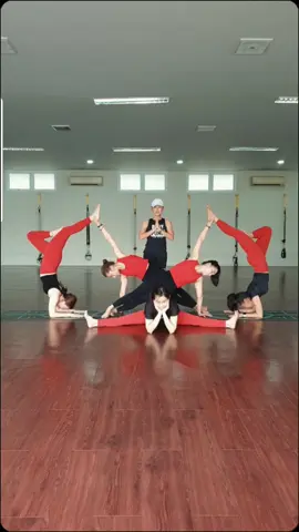 #iloveyoga #yogawithbesties #yogapose #practicemakesperfect 