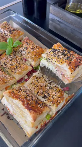 Selam canlar ❤️ Milföy hamurundan börek tarifimi mutlaka deneyin, çok pratik ve bir okadar lezzetli 🥰 • 🥯Tarif: 6adet milföy  1 minik kangal sucuk 3 adet yeşil sivri biber 50 gr beyaz peynir  100 gr rendelenmiş kaşar peyniri  Pizza baharatı (yoksa kekik) 🥯üzeri için: 1 yumurta sarısı Susam Çörek otu 🥯yapılışı: Sucuk, biber, beyaz peynir, rendelenmiş kaşar peyniri ve baharatı karıştıralım. Milföyleri tepsiye dizelim üzerine sucuklu harçtan koyup üzerini milföy ile kapatalım.  Keselim. Üzerine yumurta sarısı sürelim. Susam ve çörek otu serpelim. Önceden ısıtılmış fırında 200 derece dan ayarda kızarana kadar pişirilir. Afiyet olsun 😍 • • Hallo meine Lieben ❤️ Heute möchte ich mit euch das Börek mit Blätterteig Rezept mit euch teilen 🥰 • 🥯Rezept: 6 Stk Blätterteig  1 Knoblauchwurst 3 grüne Spitzpaprika  50 gr Hirtenkäse 100 gr geriebene Käse Pizzagewürz (oder Oregano) 🥯zum überbacken: 1 Eigelb Sesam Schwarzkümmel  🥯Zubereitung: Knoblauchwurst, grünen Paprika, geriebene Käse, Hirtenkäse und Gewürz miteinander mischen.  Blätterteig auf eine Backform geben. Darauf von der Sucukfüllung geben. Mit Blätterteig zudecken. Börek schneiden, mit Eigelb streichen. Sesam und Schwarzkümmel streuen. Im vorgeheizten Ofen bei 200 Grad goldbraun backen. Guten Appetit 🥰 • #börek #bayram #eid #Ramadan #eidmubarak #fy #fyp #foryou #goviral #viral #goodfood #food #foodinspo #inspo #inspiration 