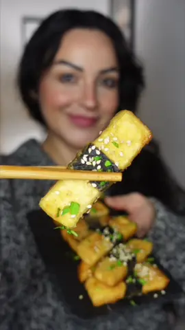 👉🏻TOFU TERIYAKI🍢 . ✨️Taglia il tofu in bastoncini (un panetto da 180 gr) ✨️Alga nori al centro, chiudila bagnando le dita con un goccio d'acqua ✨️Cospargi di amido di mais ✨️Cuoci in padella ben calda a fuoco medio con olio, fino a doratura su entrambi i lati . Per la salsa unisci: ✨️3 cucchiai di salsa di soia ✨️1 cucchiaio di lievito alimentare ✨️1 cucchiaio di sciroppo d'agave, acero o riso ✨️1 cucchiaio di vino bianco ✨️Mezzo bicchiere d'acqua . Aggiungi la salsa in padella e cuoci fino a che non si addensa, bastano 1 o 2 minuti . Decora con semi di sesamo e prezzemolo . Con questa ricetta otteniamo 26 gr di proteine vegetali 💪🏼 . #tofuteriyaki #ricettevegane #ricettefacili #ricettavegana #cucinavegetale #veganitalia 