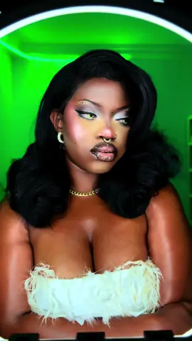 LOOOOKKKK!!!! #queenkaiser #girl #ghanagirl #ghanatwitter #ghanatiktok #makeup #blm #blacklivesmatter #explore #explorepage #underratedmuas #germany #germantiktok #trending #blackgirlmagic #viral #GodisaWoman #transitions #teamsam🔥 