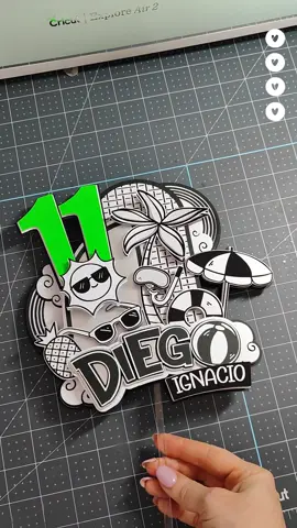 Un estilo muy particular de diseño para este fabuloso caketopper  #papeleriacreativa #papercraft #craftsideas #papayacreativa #creative 