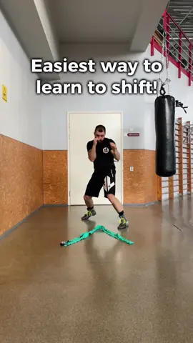 Easiest way to learn to shift! Simply rise up on your toes and shift your weight to the other leg. Now you’ve already changed the angle.  To make it more effective, do it with a short jump. That way you’ll be further away from the line of attack and in a more favorable position Get the Heavy Bag Pro app to improve your skills #boxing #combo #footwork #boxingtraining 