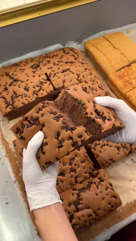 チョコ好き必見🍫ふわふわ台湾カステラ😋 ◎ ダブルチョコカステラ　¥1,380 【店舗名】グランドカステラ 東京スカイツリータウン・ソラマチ店 【住所】東京都墨田区押上１丁目１−２ 東京スカイツリータウン・ソラマチ2階 【アクセス】押上駅から徒歩3分 【営業時間】10:00-21:00 【定休日】不定休 【予算】¥1,000-¥2,000 #東京グルメ #japanesefood #tiktokfood 