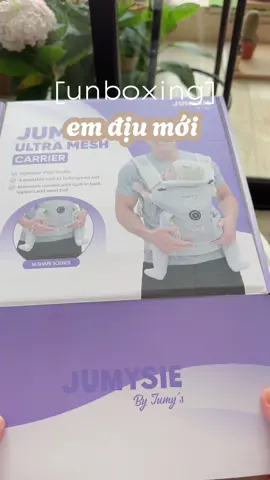 Bà nào thích đi chơi, ko có người trông con đi đâu cũng cho con theo thì thiệt sự nên đầu tư một em địu. Dù đã có chiếc ergobaby huyền thoại rùi nhưng vẫn thích em này nhà Jumysie quá :x để tui xài rồi review nhe. Bà nào muốn tham khảo thì tui đã để trong giỏ hàng phần trưng bày rồi nè #mebimsua #lamme #mebau #mebimhiendai #mevabe #fypシ 