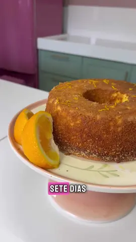 4/7 BOLO DE LARANJA BAHIA LOW CARB 🍊🧡 ❤️ Ingredientes: ✅ 4 ovos  ✅ 120 gramas de adoçante da sua preferência (utilizei 60 gramas do adoçante cook da @natufood que adoça 2x, meu cupom no site deles é: confeitafit10) ✅ 1 laranja da Bahia inteira higienizada e sem o miolo branco (é importante tirar essa parte para não amargar o bolo) ✅ 80 gramas de óleo de coco em estado líquido (aqueça 30 segundos no microondas) ✅ 130 gramas de farinha de amêndoas ou castanha de caju crua  ✅ 20 gramas de farinha de coco   ✅ 1 colher de sopa de fermento em pó químico ❤️ Modo de preparo: Em um liquidificador coloque os ovos, adoçante, o óleo de coco e a laranja. Bata tudo até ficar bem homogêneo. Acrescente a farinha de amêndoas e bata mais um pouco. Por último, incorpore a farinha de coco e o fermento. Coloque a massa em uma forma redonda de furo no meio untada com óleo de coco e enfarinhada com farinha de amêndoas. Leve para assar em forno pré-aquecido a 180 graus por aproximadamente 30 minutos ou até fazer o teste do palito e sair seco. Desenforme o bolo e para dar mais sabor, esprema meia laranja por cima e decore com raspas!! 🍊🍊 Validade: 7 dias refrigerado ou 60 congelado 🧡🍊 Salvem essa receita e encaminhem pra quem adora comer saudável 💞 ou quer empreender na área!  Dia 15/04 abro as vagas do meu curso mais completo de confeitaria low carb, com módulo de sobremesas, pães, bolos e salgados!! Entre no grupo que está com link na bio! 💕💕💕  Até amanhã!  Beijos, Jeje 👩🏻‍🍳🍊🧡 #fy #foryou #receitaslowcarb #confeitarialowcarb #bolosemgluten #glutenfree #sugarfree 