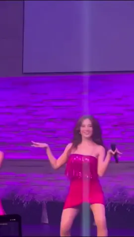 Very beautiful and kind in person and cute at the same time welcome back in Toronto @Julie Anne San Jose #fypシ゚viral #julieannesanjose #SparkleGoestoCanada #tiktokph #tiktokcanada 