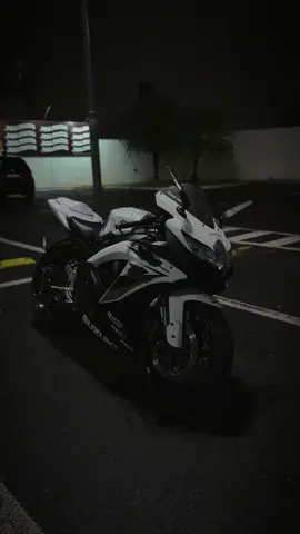 🫠 #moto #gsxr #motorcyle #fulltrhottle #speed #bike #biketok #gsxr750 
