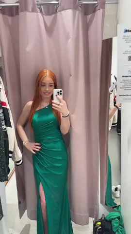 Antwort auf @Devil Bitte helft mir welches Kleid ich nehmen soll🙏🏼🥺 #fypシ #fy #fyp #foryou #viral #foryoupage #girlssupportgirls #austria #ginger #fürdich #shopping #dress #peekundcloppenburg 