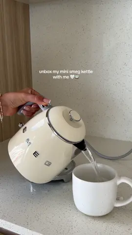 cutest kettle ever !!!! 🤍🍵 #unboxing #smeg #kettle #aesthetic #aesthetichome #thatgirl #pinterestaesthetic 