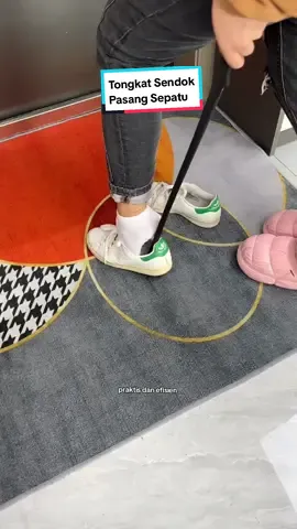 kamu ingin memasang sepatu tanpa menunduk? pakai tongkat ini. #tongkatsepatu #sendoksepatu #sepatu #alatbantupasangsepatu 