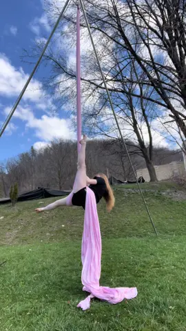 Very slow hipkey spin after a hipkey climb 😱#aerialist #silks 