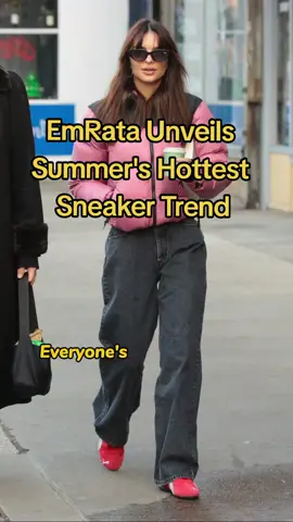 ** Sneaker Trend Alert! ** Puma Speedcat sneakers are looking amazing on Emily Ratajkowski (and let's be honest, what isn't on her?) They could be the next big thing this summer! ☀️ These kicks combine the spirit of the 00s with a cool Formula 1 heritage. #formula1fashion #formula1 #emilyratajkowskiestyle #emilyratajkowski #springsummertrends2024 #adidassamba #springtrends #summertrends #emrataoutfits #emratastyle #emratajkowski #emrata #sneakershead #sneakersshopping #sneakersaddict #sneakers #trend #fashion #pumaspeedcat #CapCut 