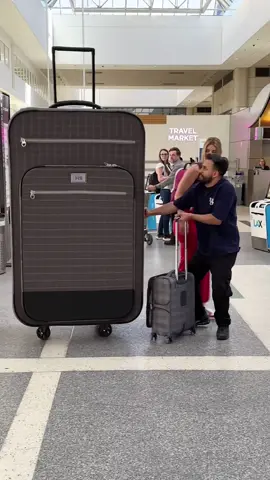 How girls pack 🧳💁‍♀️ #hannahstocking @Anwar Jibawi 