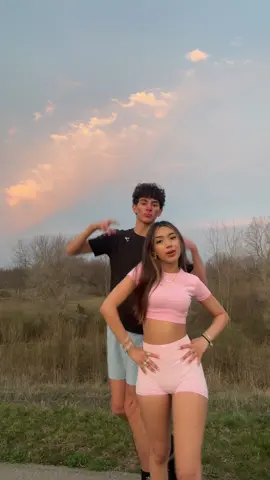 We match the skyyyy😊🎀🤍 @AlexSalazxx 