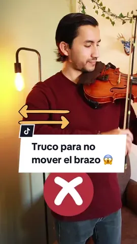Aquí tienes un truco para corregir el movimiento innecesario del brazo derecho al tocar 😉🎻💡 #violin #violintutorial #violinista #AprendeEnTikTok #AprendeConTikTok #tips #fyp #profesor #clasesonline 