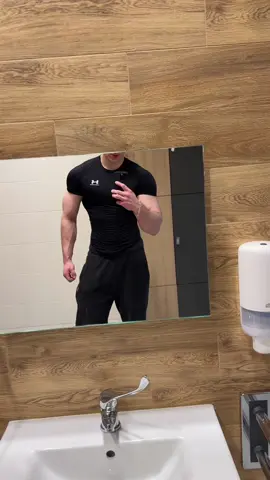 @mular  #muscular #gym #muscles #muscularguy #fyp #fy #workingout #workout #compression #veins #hot
