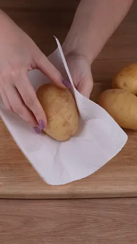 Wrap a paper towel around the potato and make your dinner in 10 minutes #cooking #Recipe #EasyRecipe #quickrecipes #cook #potato #cheese #bacon #dinner #fyp 