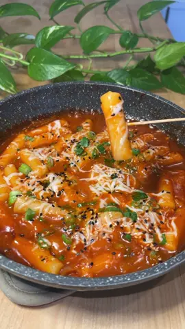 Tteokbokki is one of Korea’s most polular street food for good reason🤤🌶️ #tteokbokki #ricecake #gochujangsauce #gochujang #spicyricecakes #tteokbokkirecipe #ricecakerecipe #easyricecake #koreanfood #koreanstreetfood #koreanricecake #koreanrecipe #EasyRecipe #15minutemeals #snackideas #appetizers #popularstreetfood #10minutemeal #howtocook #korean #cheesy #cheesytteokbokki #spicyfood 