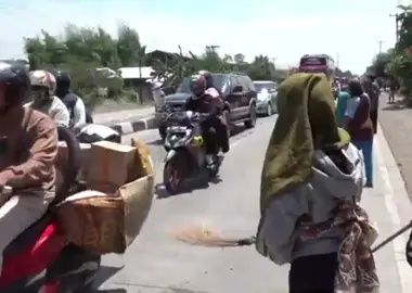 penyapu uang logam di indramayu berebut uang kdm #lemburpakuanchannel #kangdedimulyadiofficial #lemburpakuan #pyp #viralvideo 