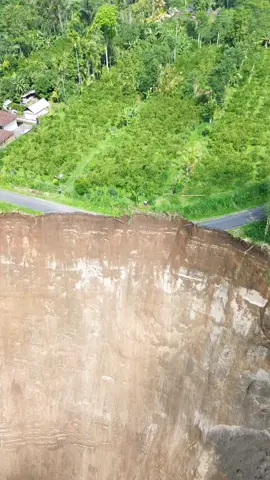 Pantauan dari udara Longsor yang terjadi di Banjar Malet Tengah, Susut, Bangli Semoga segara mendapat penanganan dari pihak terkait🙏 Video ___leven___ Via @bangliterkini #gatrabali 
