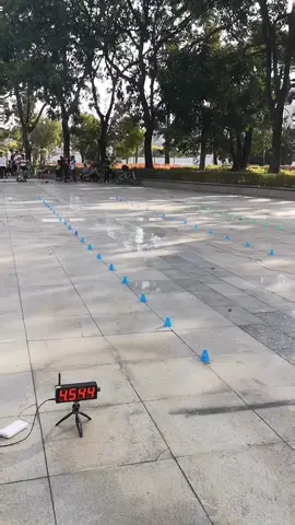 Speed slalom. Mọi người được mấy giây nhỉ 🤔, mình đi nhanh nhất cũng 4s nhưng mà đá hết cốc 😁 #giaytruotpatin #giaytruot #inlineskateacademy #inlineskateclub #daypatinhanoi #patinoceanpark #patintimescity #truotpatinchobe #truotpatintreem #slalomskating 