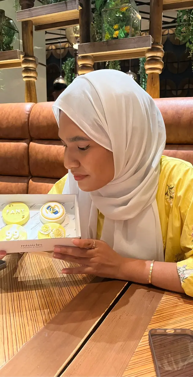 I’m so grateful!!! I could celebrate my birthday on the special day (#eidalfitr) with my family 🤍💛 Happy Eid al Fitr everyone 🕌🌙✨ #eidmubarak #mybirthday #april10th #masyaallahtabarakkallah #family #halamadrid #❤️ #latepost🤭😜 