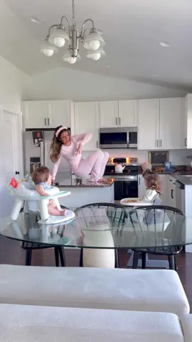 The only entertainment they need 😂#MomsofTikTok #momlife #baby #youngmom #utahmom #utah #dance #pregnant 