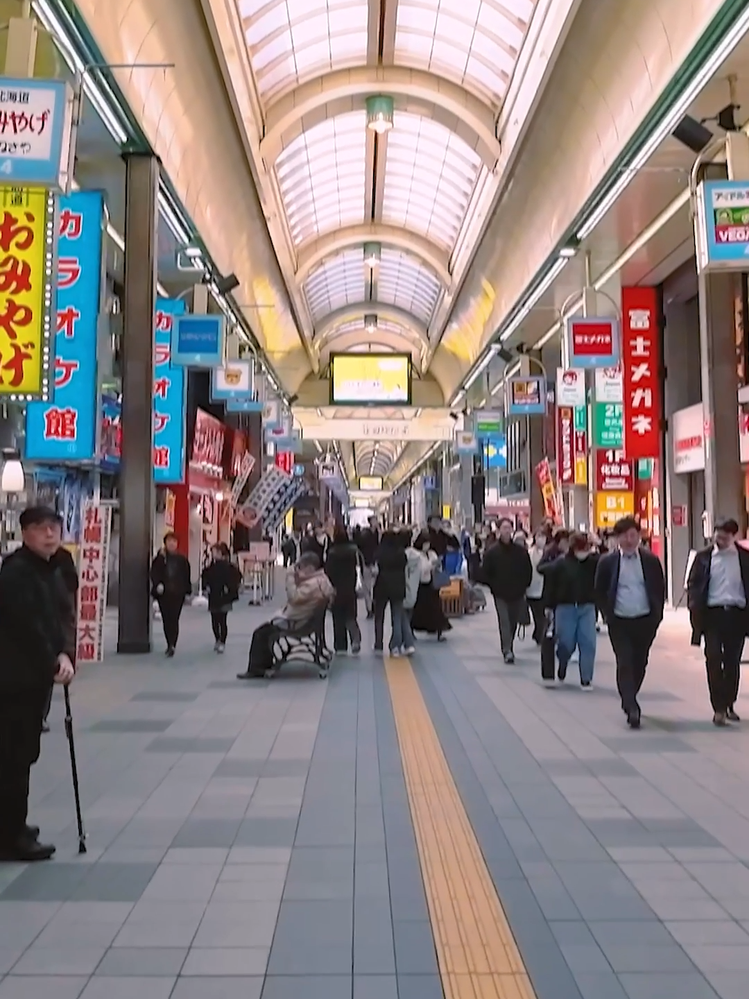【札幌さんぽ】北海道で最古の商店街の一つ「狸小路商店街」 本編では「地元ならでは」のディープな情報も字幕でご紹介！ BGMはつけず、ありのままの街の音が楽しめる動画なので、 観光した気分にもなれるかも…◎ プロフ欄より是非ご覧ください!! ▼youtube www.youtube.com/@northern-soundscape #北海道  #観光   #札幌  #散歩  #狸小路 #japan  #hokkaido  #Walk