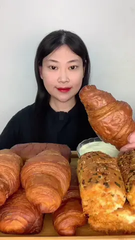 Fried bread, full of chocolate!#asmr #foodasmr #mukbangeatingshow #mukbang #asmrsounds #fyp #fypシ #friedfood #bread #croissant 