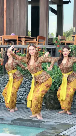 Mau di spill ga nih???? #hitabalikebaya #kebayabali  Lokasi : royalcocovilla 