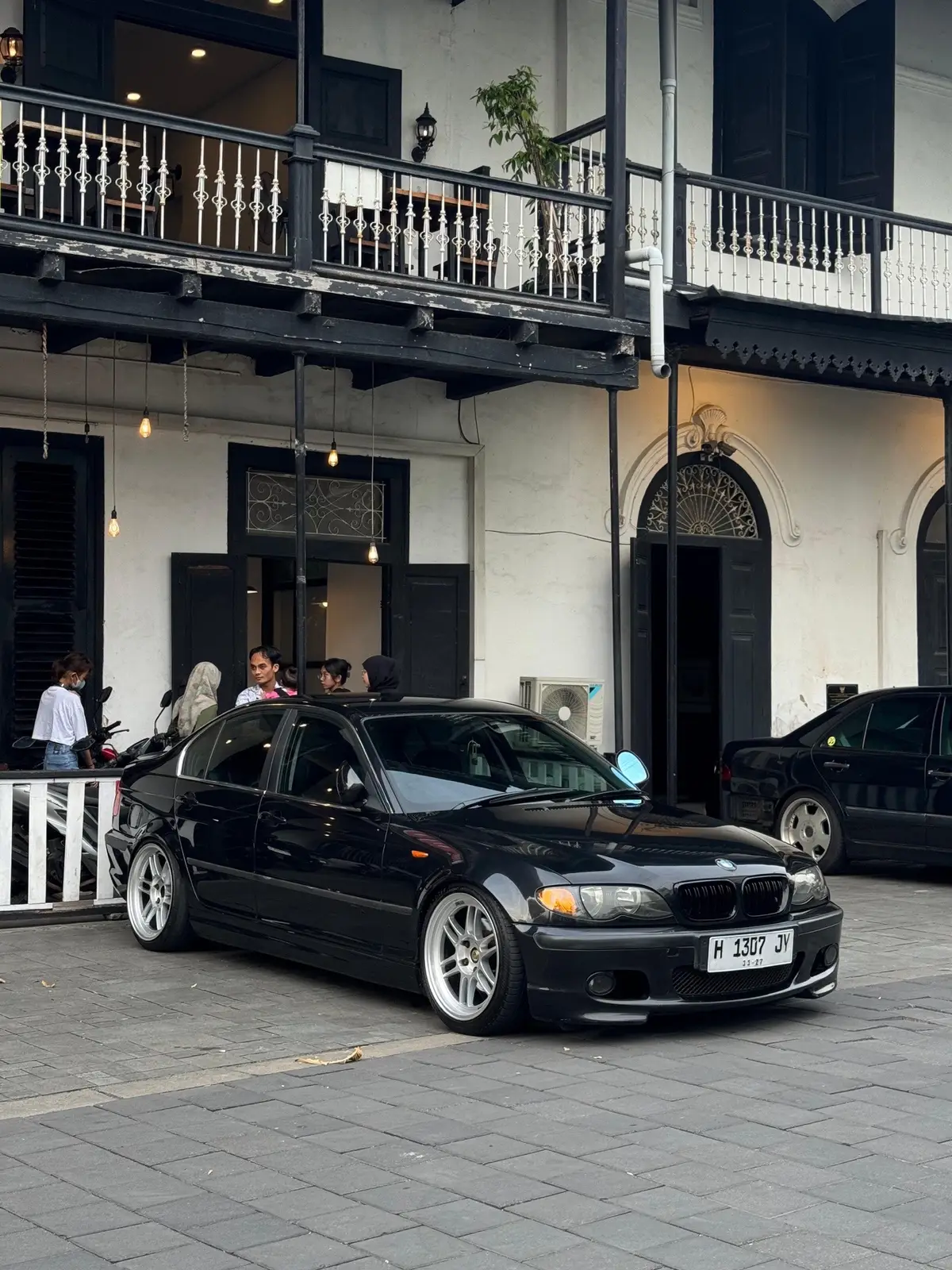 BMW e46 325i 2003 black on black barang mulus seger interior ori sekaligus head unit ori jok belum ada sobek kulit hitam spion retract Mtech body Mtech full, bagasi csl cover engine carbon  mesin M54B25 standart knalpot standart  matic ZF5hp19 sangat halus sehat pajak on panjang nama sendiri krey belakang normal berjalan lancar  sensor tidak ada yang hidup ac dingin  kaca full semua original bmw  velg rpf 1 dan ban baru 2023 velg juga 2023 surat surat komplit STNK BPKB FAKTUR  manual book komplit, kunci 3 biji Harga 135Jt !!! Lokasi Semarang #cissegarage  DM ON INSTAGRAM cisse.garage‼️ ##jualmobilbekas##jualmobilsecond##jualmobilbekasmurah #mobilbekas##mobilsecond##jualmobilmbw##jualbmw #jualbmwmurah##jualbmwsecond##bmwmurah##bmwsecond #bmwbekas##bmwe30murah##juale30coupe##jualbmwe30coupe #mobileropa##jualbmwe36##jualmobileropa##mobilmurah #jualbmwbekas##jualbmwe30##jualbmw318i##bmwe30##e30 #juale30##jualbmwe46##jualbmwjakarta##bmwe30indonesia #fyp #fypp #bmwindonesia #fypシ #jualbelimobil 